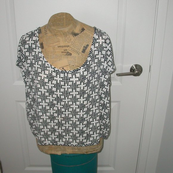 Black and White Crop Top - Picture 5 of 6